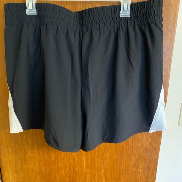 Women’s XL Mid-Rise Xersion black & white running shorts, NWT - Picture 2 of 13